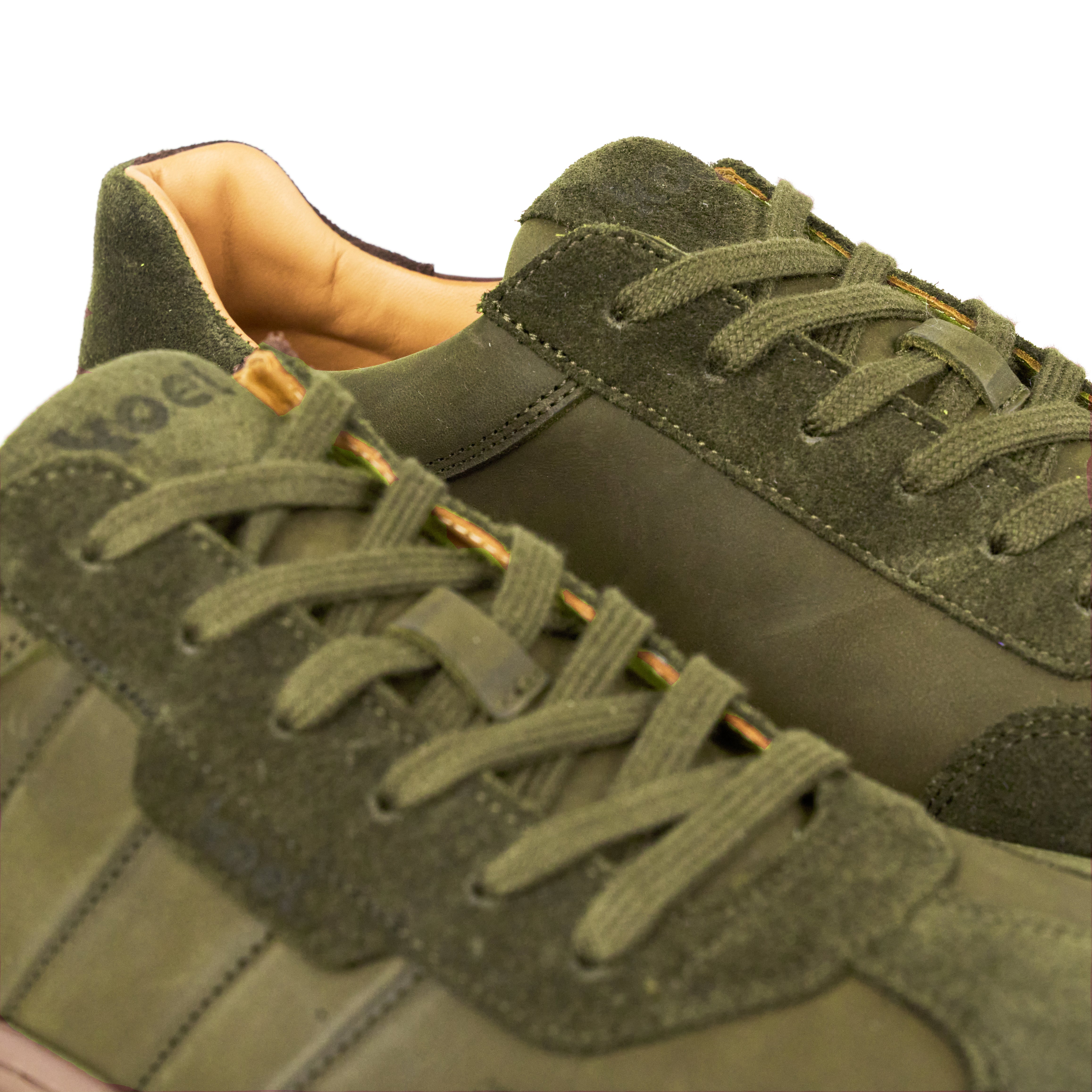 HELIO Suede